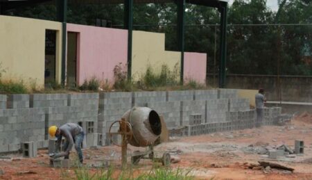 Obras em quadra poliesportiva de importante escola municipal de Hortolândia continuam
