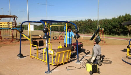 Prefeitura substituí peças danificadas por vandalismo em playground e academias ao ar no Pq. Lago da Fé