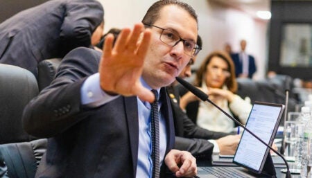 “Projeto que proíbe celular na escola não é censura, mas, sim, disciplina”, defende deputado favorável à proposta