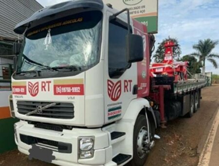 Motorista de caminhão roubado é perseguido pela polícia em Hortolândia, colide em rodovia e é preso