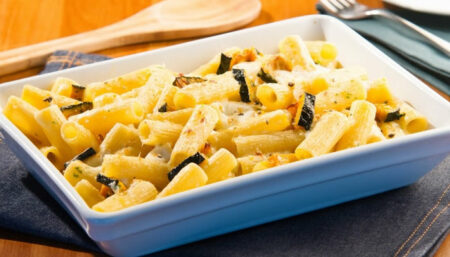 Rigatoni ao forno com molho do chef e abóbora assada traz praticidade e muito sabor para o seu final de semana