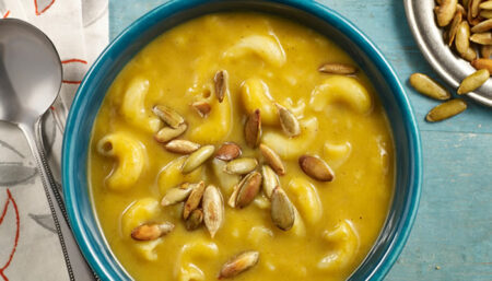 Sopa de abóbora e elbows traz sabor de infância em prato aromatizado para te abraçar nesse inverno