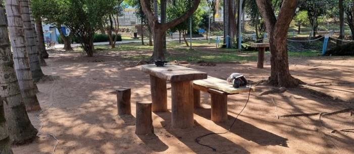 Bancos e mesas de madeira reutilizada