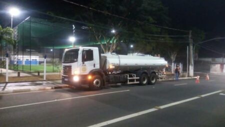 Caminhão pipa ajuda na limpeza noturna em espaços públicos de Hortolândia