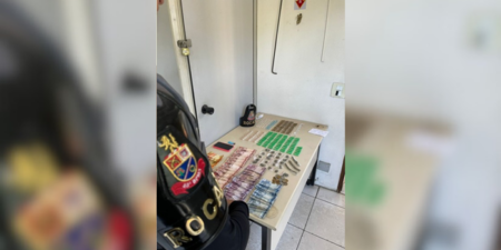 Criminoso é detido no Jd. Amanda com mais de 100 microtubos de cocaína e quase R$ 600 em dinheiro
