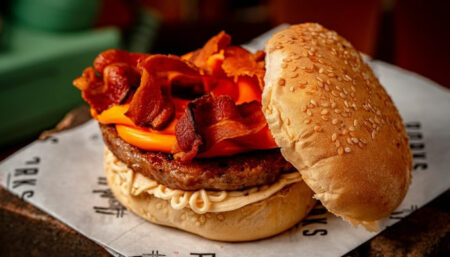 Brasil recebe maior festival de bacon do mundo com mais de 2 toneladas da iguaria