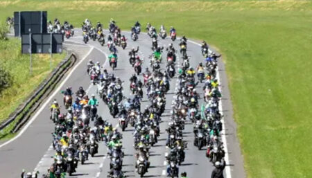 Rodovia Bandeirantes está bloqueada em função de motociata