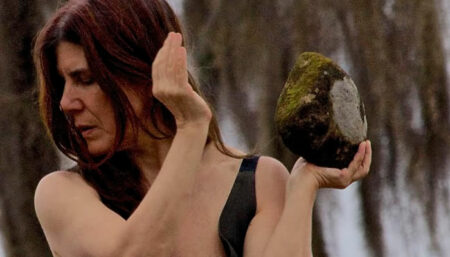 Jussara Miller dança inspirada em Ailton Krenak no premiado espetáculo Verdes e Ouvirdes