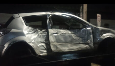 Veículo Roubado Colide contra Poste, Deixando Passageiro Morto; Motorista foge