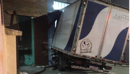 Caminhão desgovernado invade comércio em Hortolândia e deixa motorista ferido
