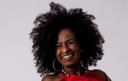 Apresentação gratuita da cantora Izzy Gordon acontece na próxima segunda feira (07), em Hortolândia