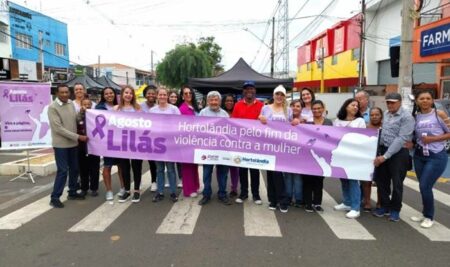 Cerca de 3 mil panfletos informativos referentes ao “Agosto Lilás” foram distribuídos ontem (20), no Jd. Amanda em Hortolândia