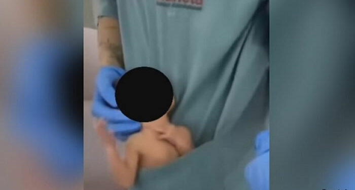 Fisioterapeuta dança com bebê