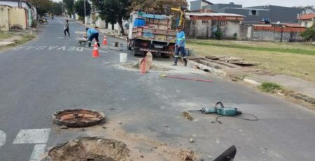 Bueiros do Jd. Santiago e do Pq. Ortolândia recebem limpeza