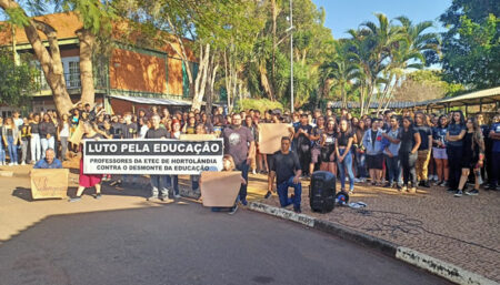Funcionários da Etec Hortolândia realizaram ato em prol da greve na instituição