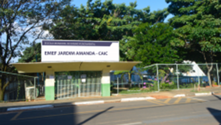 Mãe reclama que alunos estão passando mal no Caic do Jd. Amanda, por falta de bebedouro e ventiladores quebrados