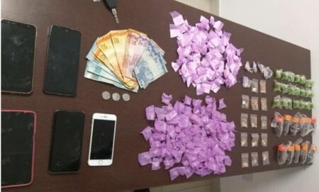 Casal é preso com mais de 100 porções de cocaína e R$ 500 em dinheiro, no Jardim Bela Vista, em Sumaré