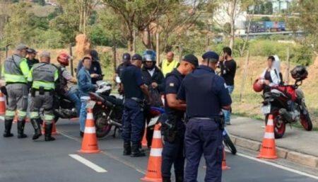 Fiscalização multa 52 veículos na avenida John Boyd Dunlop em Campinas