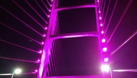 Iluminação especial do Outubro Rosa na Ponte Estaiada em Hortolândia