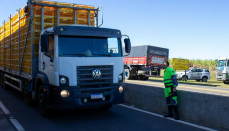 Concessionária Rodovias do Tietê conclui etapa de lavagem de defensas na SP-101