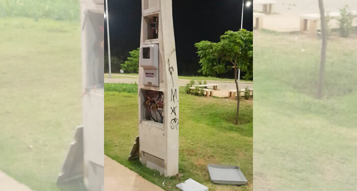 Vandalismo compromete estrutura de poste no Lago da Fé