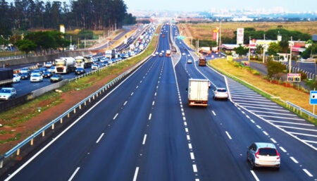 Caminhão pega fogo e provoca bloqueio em Rodovia D. Pedro I em Valinhos