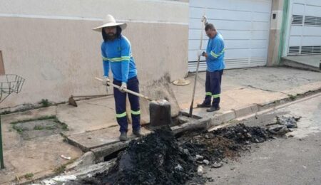 Limpeza de bueiros em Hortolândia, visa diminuir os riscos de alagamento em época de chuvas intensas