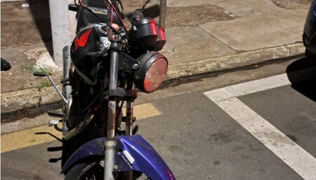 Operação de patrulhamento descobre motocicleta com placa artesanal no Santo Antônio