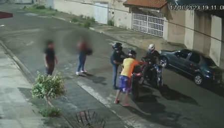 Câmera registra roubo de motocicleta no Jardim Santa Clara