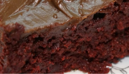 Bolo de chocolate com centro cremoso: a delícia que derrete na boca!