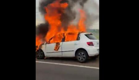 Carro incendiado na SP-101, próximo ao Pq. Santa Bárbara, em Campinas