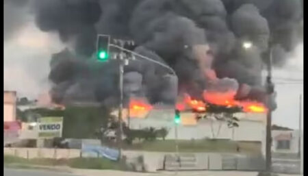 Incêndio na Fábrica da Cacau Show em Linhares-ES persiste após 12 horas de esforços dos Bombeiros