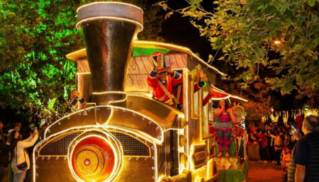 Desfiles da locomotiva ‘Maria Fumaça” encantam o Natal em Campos do Jordão