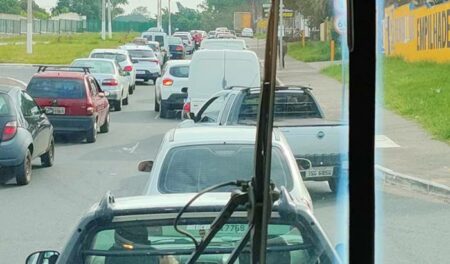 Trânsito intenso na SP-101 na manhã de hoje (27)