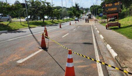 Av. Olívio Franceschini segue parcialmente interditada, após acidente que vitimou uma pessoa na tarde de ontem (18)