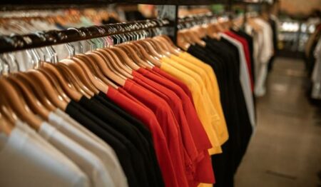 Bazar da Solidariedade é oportunidade de comprar roupas masculinas por um preço acessível, no Jd. Amanda, em Hortolândia