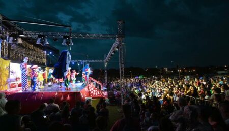 Carreta Encantada traz shows gratuitos para a cidade da região, confira a programação