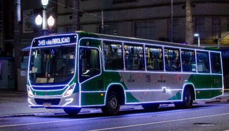 Campinas celebra o Natal com Ônibus decorados iluminando as ruas