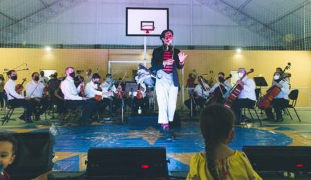 Peça teatral gratuita reúne música e muita diversão com palhaços em Hortolândia