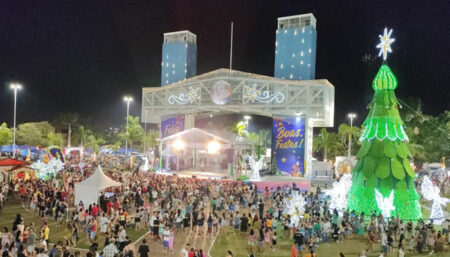 Multidão celebra a chegada do Papai Noel e aproveita o show de Lenine na Praça A Poderosa
