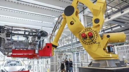 Robô fere funcionário em fábrica da Tesla, nos Estados Unidos