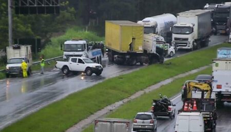 Rodovia D. Pedro fechada após acidente com caminhão e carreta