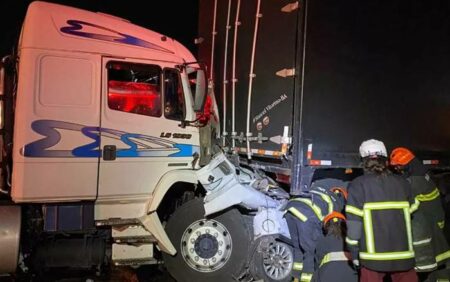 Grave acidente na Via Dutra deixa 3 pessoas mortas