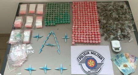 Denúncia anônima leva a polícia até terreno que seria usado para pesagem e embalo das drogas na região