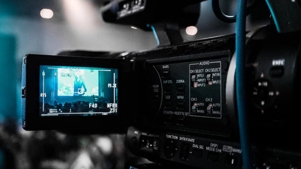 Banda de Rock seleciona Blogueiras e atrizes para gravação de vídeo clipe