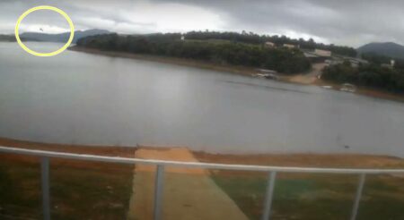 Helicóptero cai no lago de Furnas: 3 pessoas resgatadas com vida; uma segue desaparecida | Assista ao vídeo