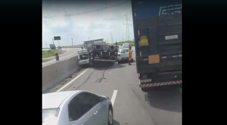 Grande acidente na SP-101 envolvendo um caminhão e dois carros resulta congestionamento na região do Boa Vista, em Campinas