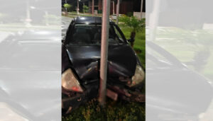 Acidente na rotatória: Veículo choca-se contra placa