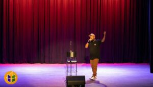 Humorista do SBT fará show gratuito de stand-up comedy em Hortolândia