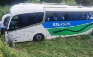 Ônibus capota e deixa 25 pessoas feridas na BR-101